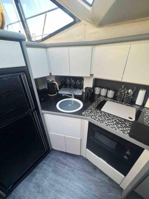 Yacht "X" - 44 Foot Modern Yacht On 5 Star Ocean Village Marina - Minutes Away From City Centre And Cruise Terminals, Free Parking ,Spa Package Available! Southampton Bagian luar foto