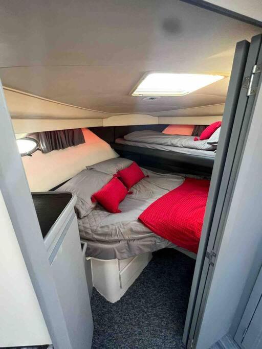 Yacht "X" - 44 Foot Modern Yacht On 5 Star Ocean Village Marina - Minutes Away From City Centre And Cruise Terminals, Free Parking ,Spa Package Available! Southampton Bagian luar foto