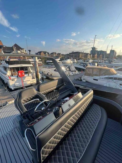 Yacht "X" - 44 Foot Modern Yacht On 5 Star Ocean Village Marina - Minutes Away From City Centre And Cruise Terminals, Free Parking ,Spa Package Available! Southampton Bagian luar foto