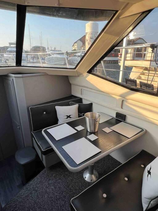 Yacht "X" - 44 Foot Modern Yacht On 5 Star Ocean Village Marina - Minutes Away From City Centre And Cruise Terminals, Free Parking ,Spa Package Available! Southampton Bagian luar foto