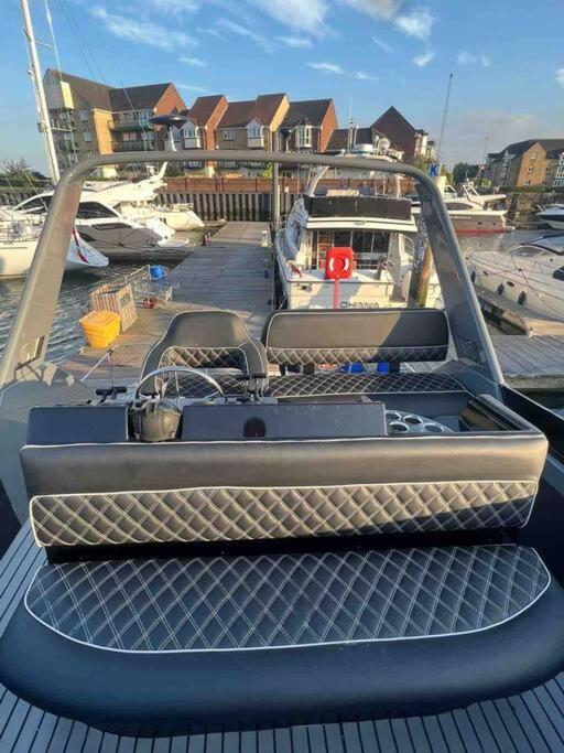 Yacht "X" - 44 Foot Modern Yacht On 5 Star Ocean Village Marina - Minutes Away From City Centre And Cruise Terminals, Free Parking ,Spa Package Available! Southampton Bagian luar foto