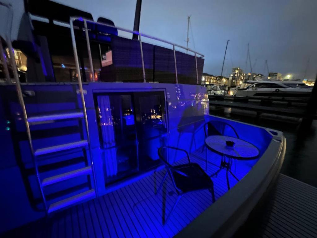 Yacht "X" - 44 Foot Modern Yacht On 5 Star Ocean Village Marina - Minutes Away From City Centre And Cruise Terminals, Free Parking ,Spa Package Available! Southampton Bagian luar foto