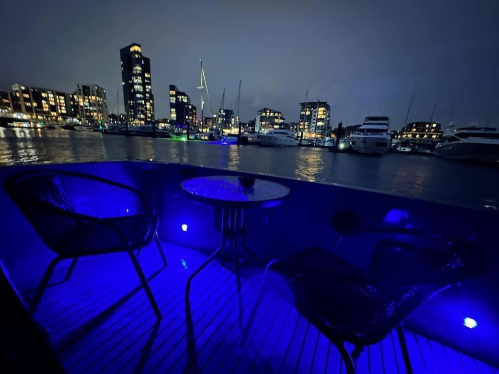 Yacht "X" - 44 Foot Modern Yacht On 5 Star Ocean Village Marina - Minutes Away From City Centre And Cruise Terminals, Free Parking ,Spa Package Available! Southampton Bagian luar foto