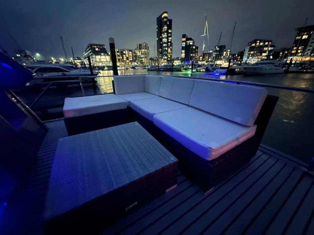 Yacht "X" - 44 Foot Modern Yacht On 5 Star Ocean Village Marina - Minutes Away From City Centre And Cruise Terminals, Free Parking ,Spa Package Available! Southampton Bagian luar foto