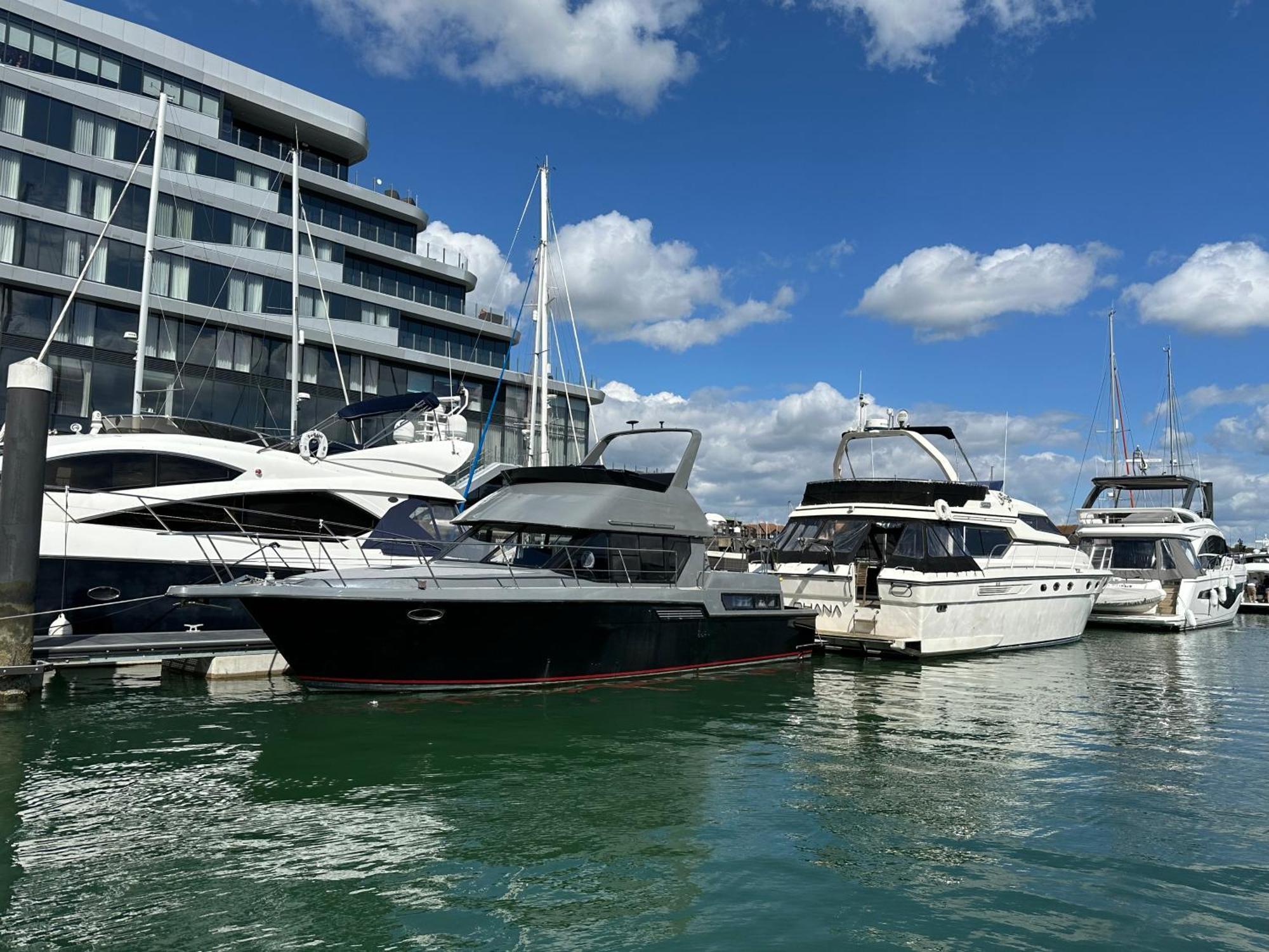 Yacht "X" - 44 Foot Modern Yacht On 5 Star Ocean Village Marina - Minutes Away From City Centre And Cruise Terminals, Free Parking ,Spa Package Available! Southampton Bagian luar foto