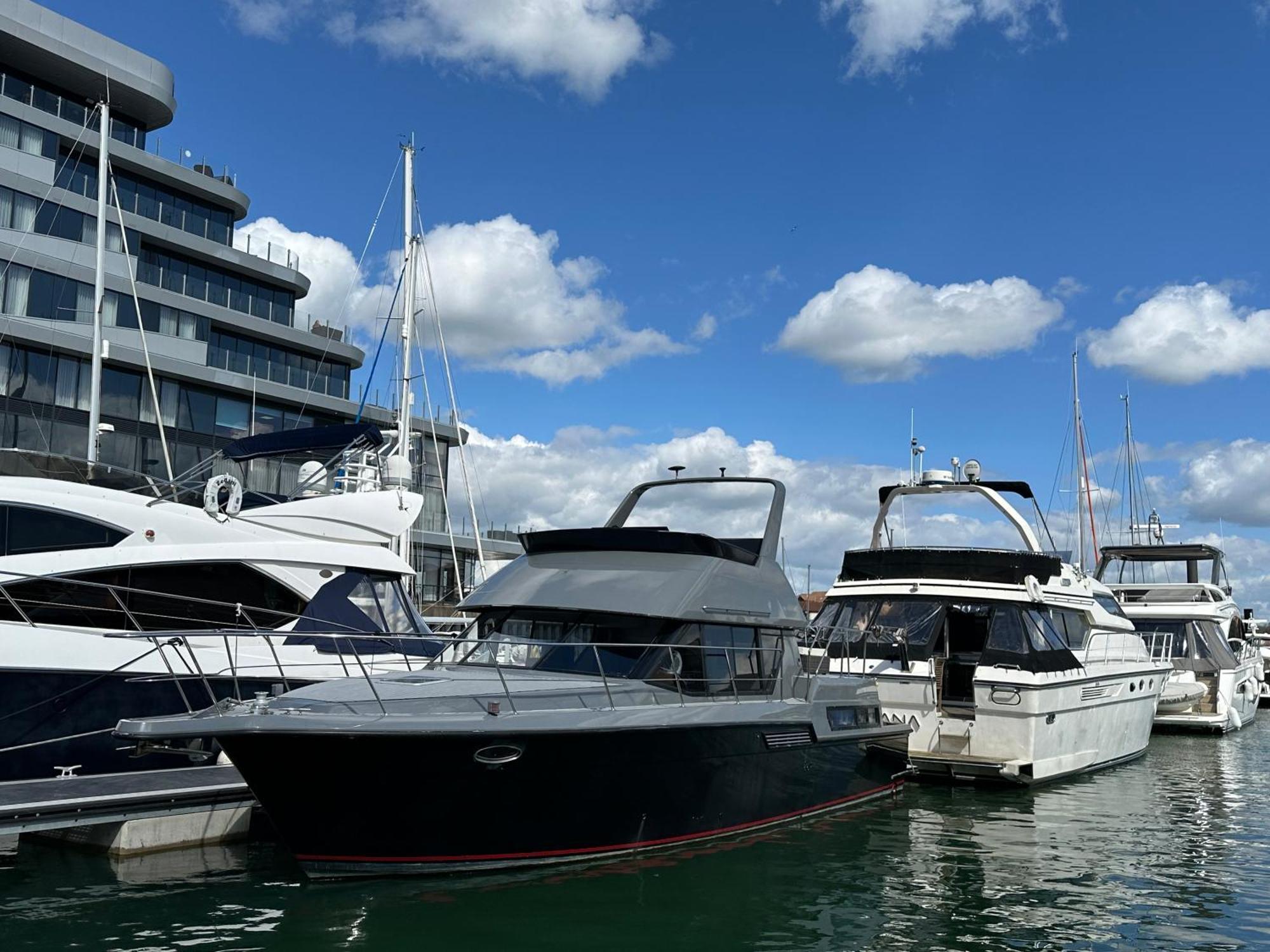 Yacht "X" - 44 Foot Modern Yacht On 5 Star Ocean Village Marina - Minutes Away From City Centre And Cruise Terminals, Free Parking ,Spa Package Available! Southampton Bagian luar foto