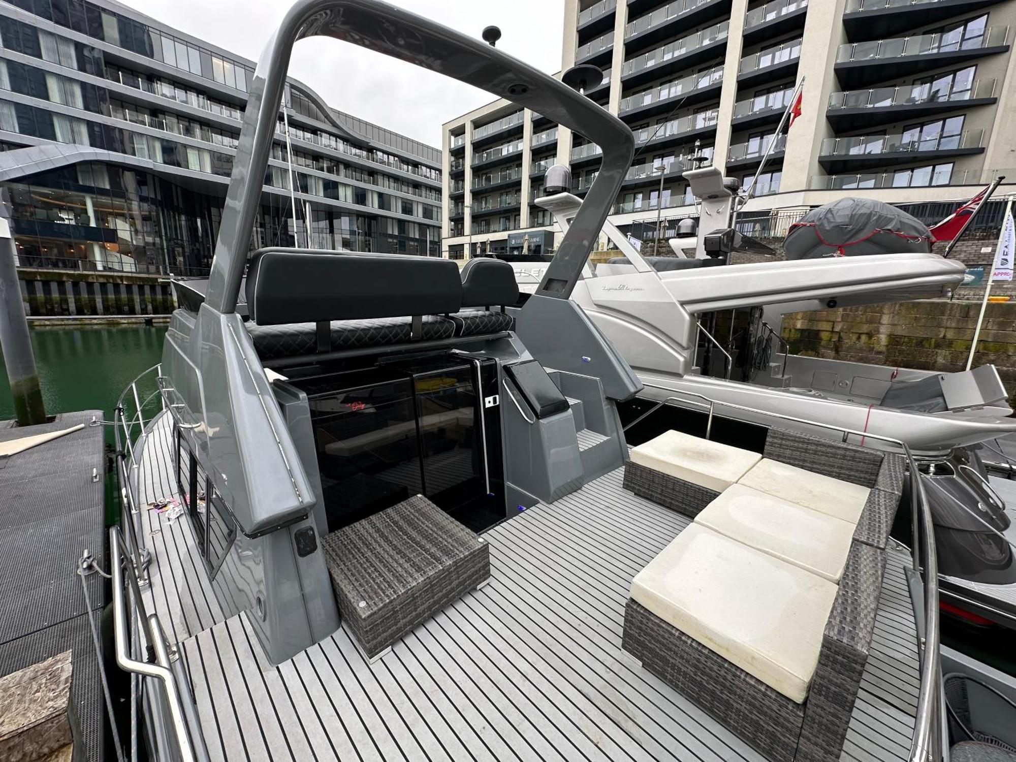 Yacht "X" - 44 Foot Modern Yacht On 5 Star Ocean Village Marina - Minutes Away From City Centre And Cruise Terminals, Free Parking ,Spa Package Available! Southampton Bagian luar foto