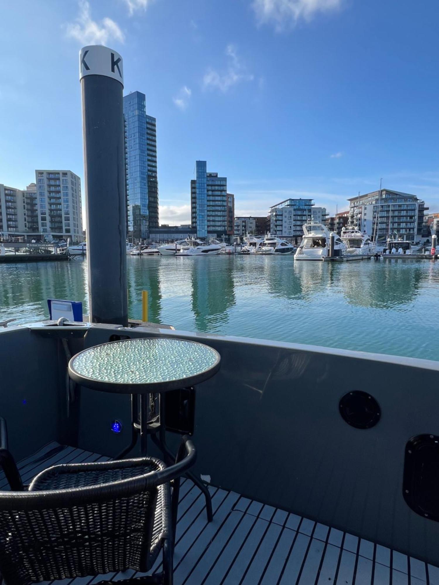 Yacht "X" - 44 Foot Modern Yacht On 5 Star Ocean Village Marina - Minutes Away From City Centre And Cruise Terminals, Free Parking ,Spa Package Available! Southampton Bagian luar foto